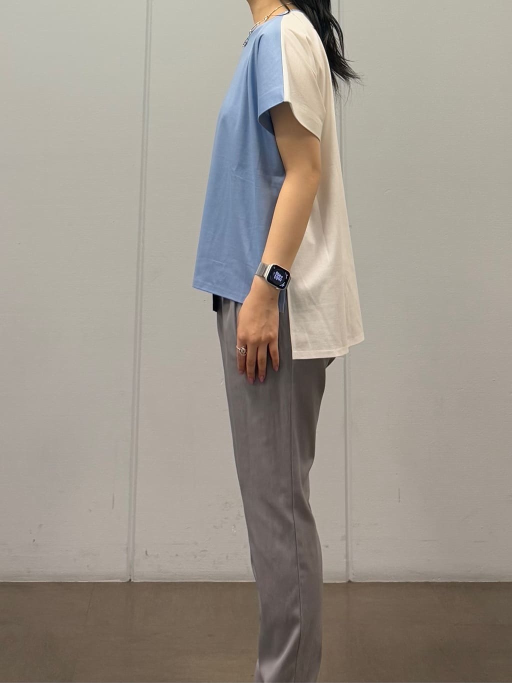 mizukiさんの「INDIVI｜【洗える／汗ジミ防止】バイカラー＆アシメヘム Tシャツ」を使ったコーディネート