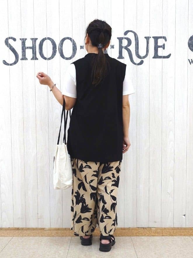 とろろさんの「SHOO･LA･RUE｜【2点セット】着回しいろいろ ジレ＋ロゴTシャツ」を使ったコーディネート
