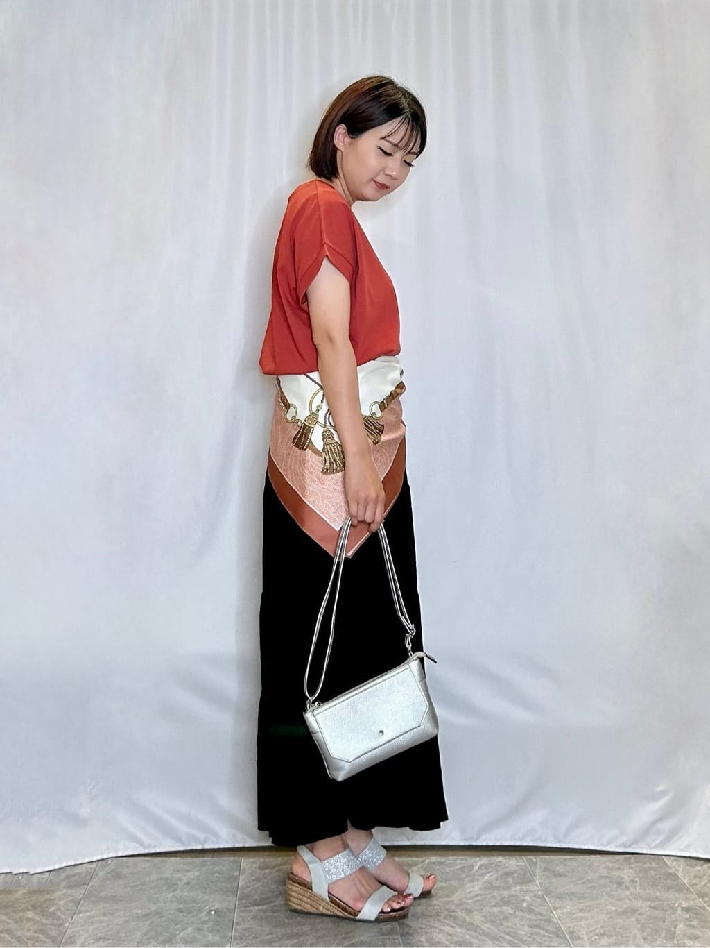 ネリさんの「SHOO･LA･RUE｜【洗える/S-LL】微光沢で華やかなティアードスカート」を使ったコーディネート