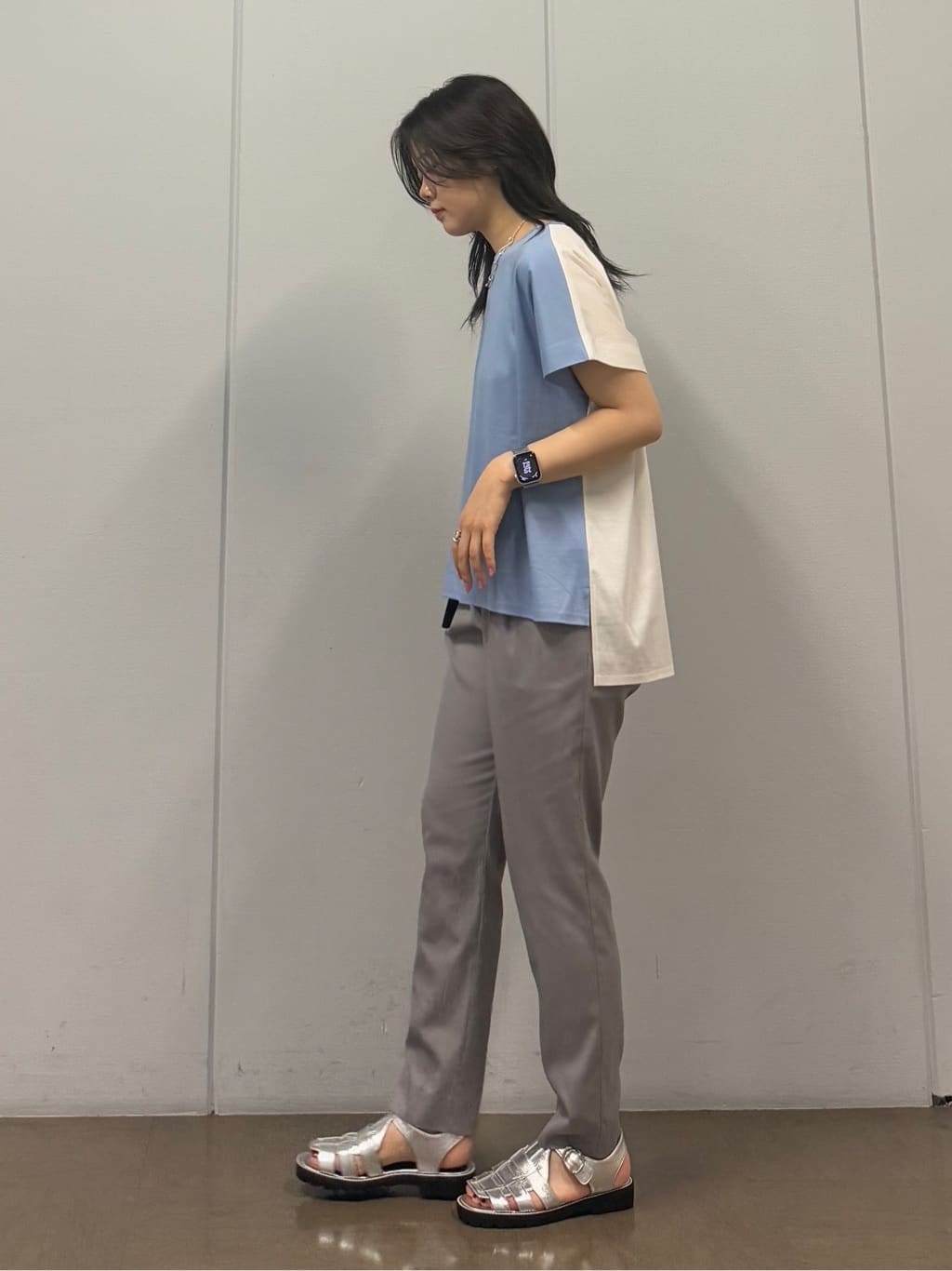 mizukiさんの「INDIVI｜【洗える／汗ジミ防止】バイカラー＆アシメヘム Tシャツ」を使ったコーディネート