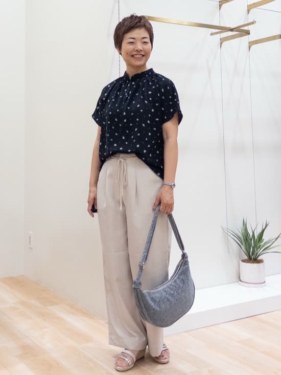 シュウコさんの「grove｜ロープベルトで差がつく 洗練リラックスパンツ」を使ったコーディネート