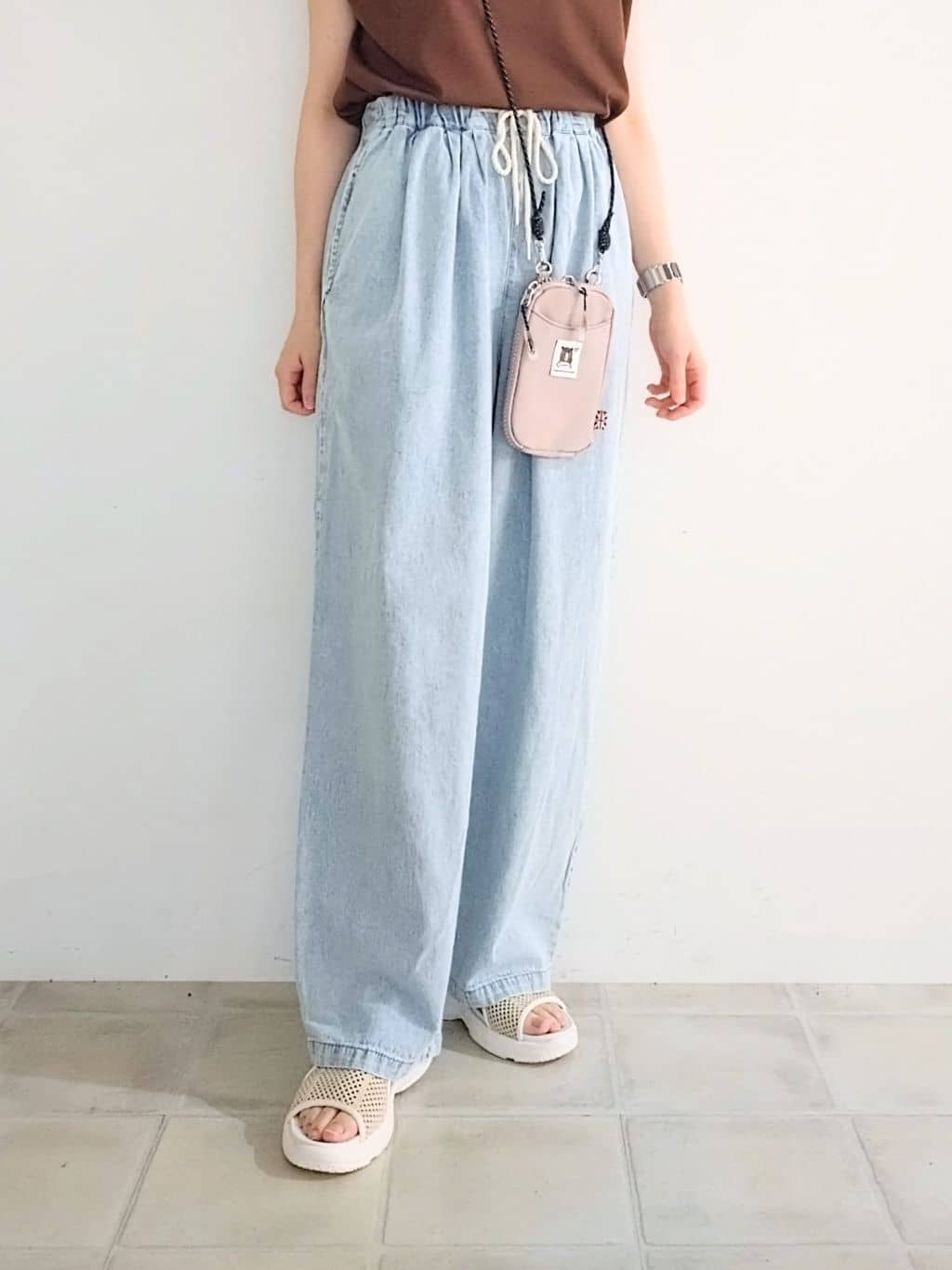 miomioさんの「SHOO･LA･RUE｜【S-LL/汗ジミ軽減/ひんやり/UV】インせず着られる フレンチスリーブTシャツ」を使ったコーディネート