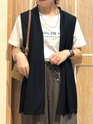 meiさんの「SHOO･LA･RUE｜【2点セット】着回しいろいろ ジレ＋ロゴTシャツ」を使ったコーディネート