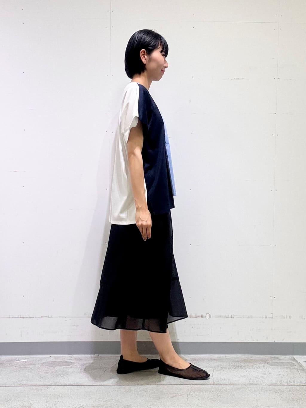 naoさんの「INDIVI｜【洗える／汗ジミ防止】バイカラー＆アシメヘム Tシャツ」を使ったコーディネート