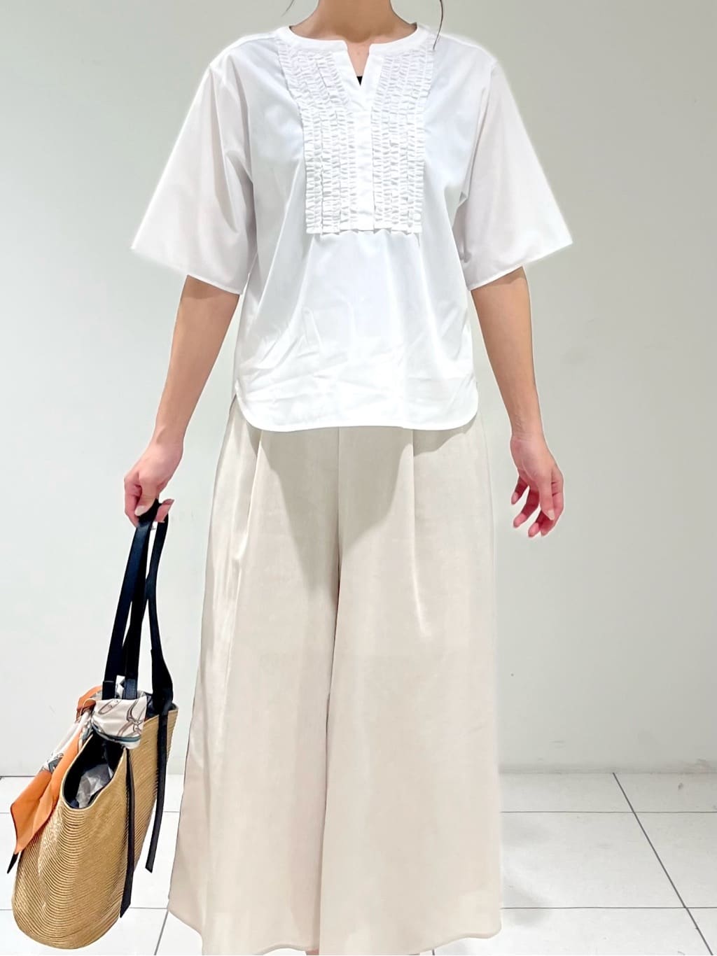 shioriさんの「INDIVI｜【洗える／清涼感◎】ワイドフレアパンツ／スカーチョ」を使ったコーディネート