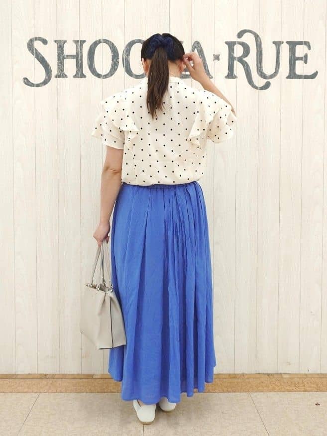 とろろさんの「SHOO･LA･RUE｜【無地/ドット柄】お袖フリルが華やぐ きれいめブラウス」を使ったコーディネート