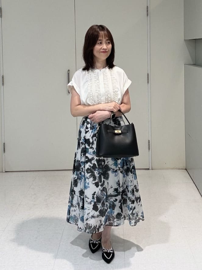 makiさんの「UNTITLED｜【シアー/後ろウエストゴム】ペイントフラワースカート」を使ったコーディネート