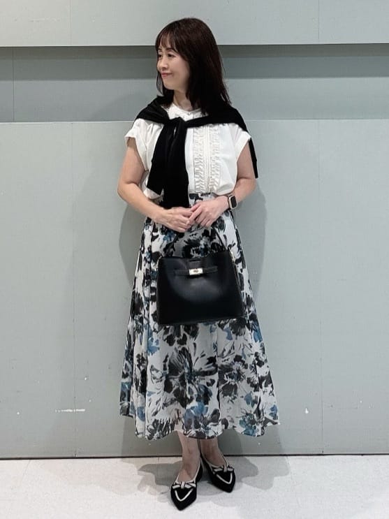 makiさんの「UNTITLED｜【シアー/後ろウエストゴム】ペイントフラワースカート」を使ったコーディネート