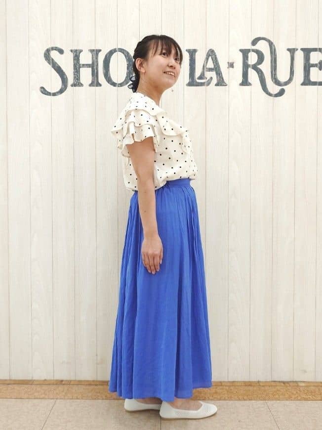 とろろさんの「SHOO･LA･RUE｜【無地/ドット柄】お袖フリルが華やぐ きれいめブラウス」を使ったコーディネート