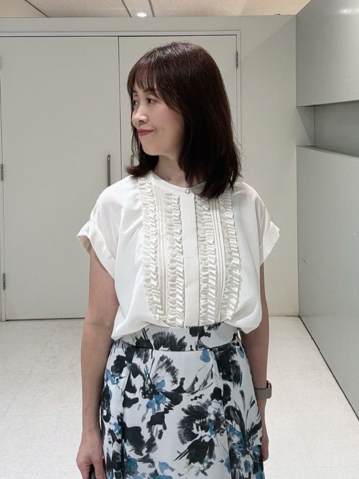 makiさんの「UNTITLED｜【シアー/後ろウエストゴム】ペイントフラワースカート」を使ったコーディネート
