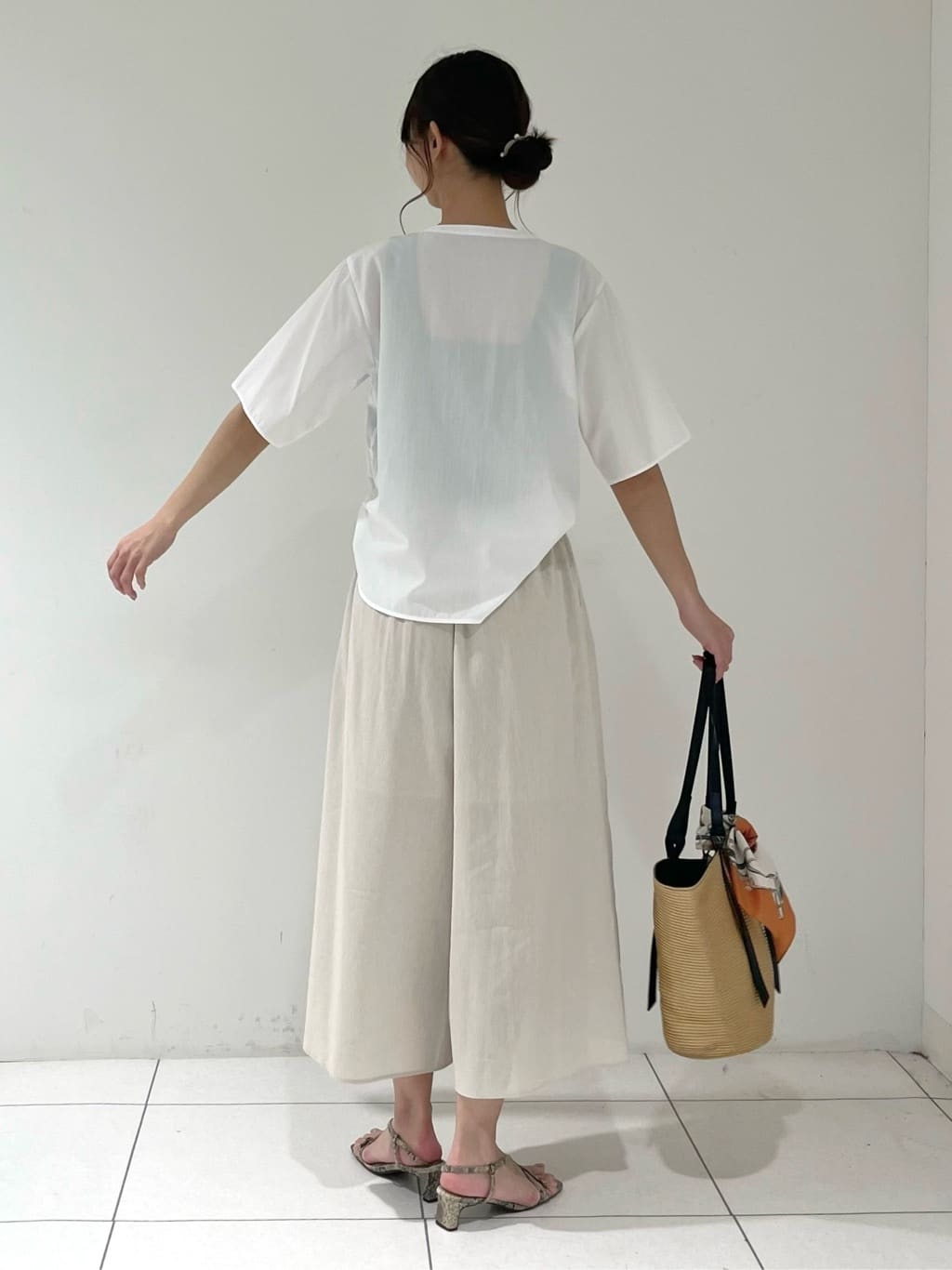 shioriさんの「INDIVI｜【洗える／清涼感◎】ワイドフレアパンツ／スカーチョ」を使ったコーディネート