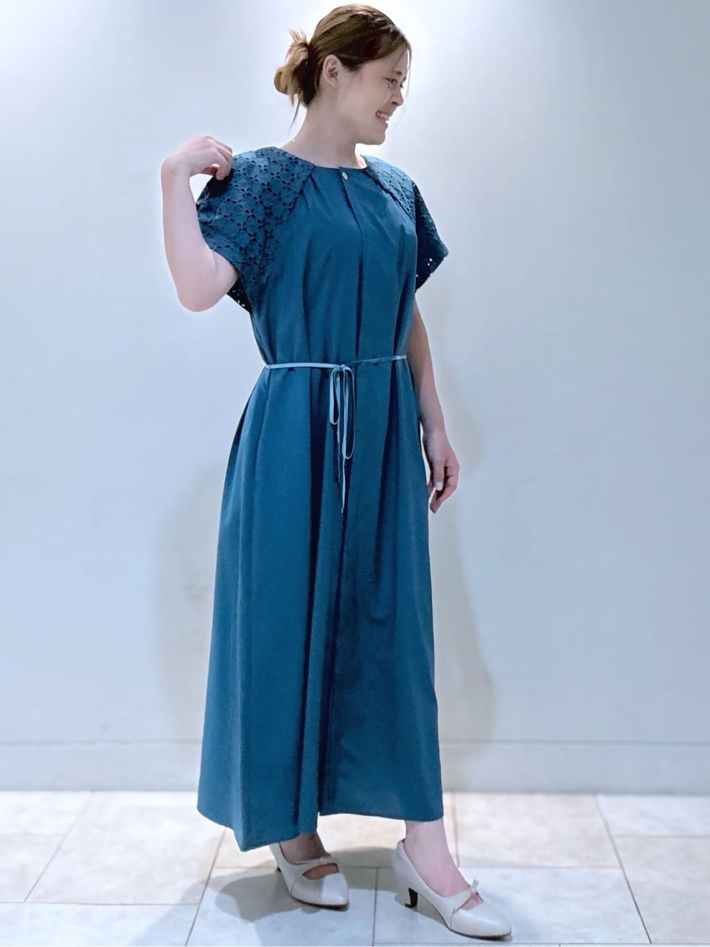 S&auml;K&iuml;さんの「Reflect｜カットワークレーススリーブワンピース」を使ったコーディネート