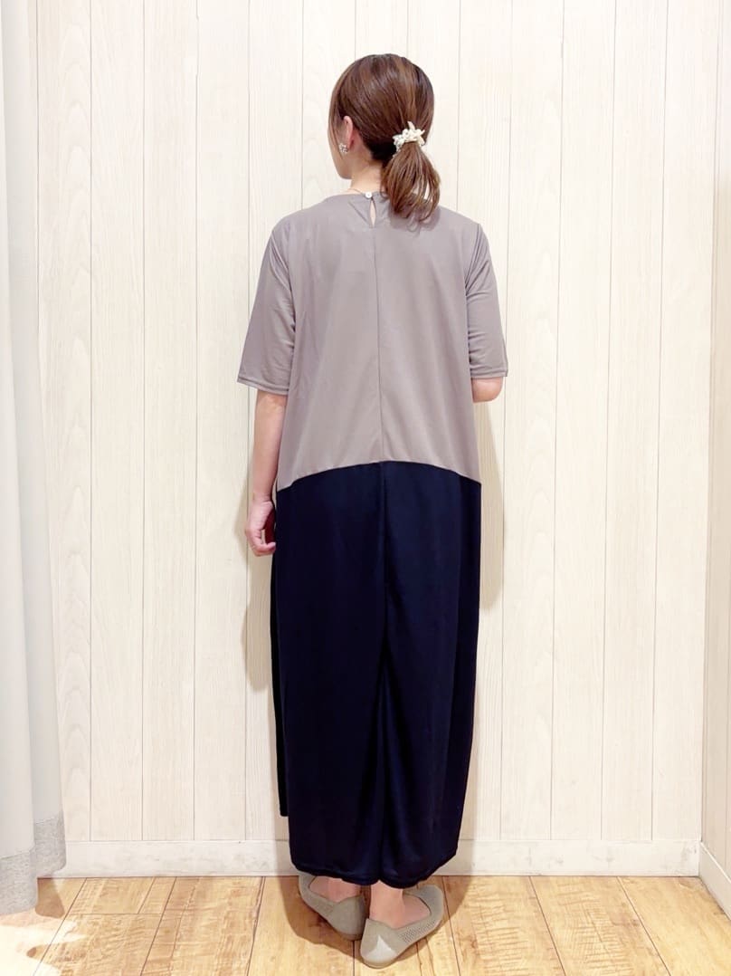 あいこさんの「SHOO･LA･RUE｜【ひんやり/体型カバー】さらりと着られる バイカラーAラインワンピース」を使ったコーディネート
