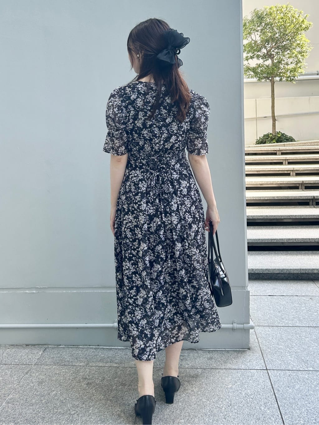 おださんの「Couture brooch｜【一枚で着映える・通勤】Vネックフラワーワンピース」を使ったコーディネート