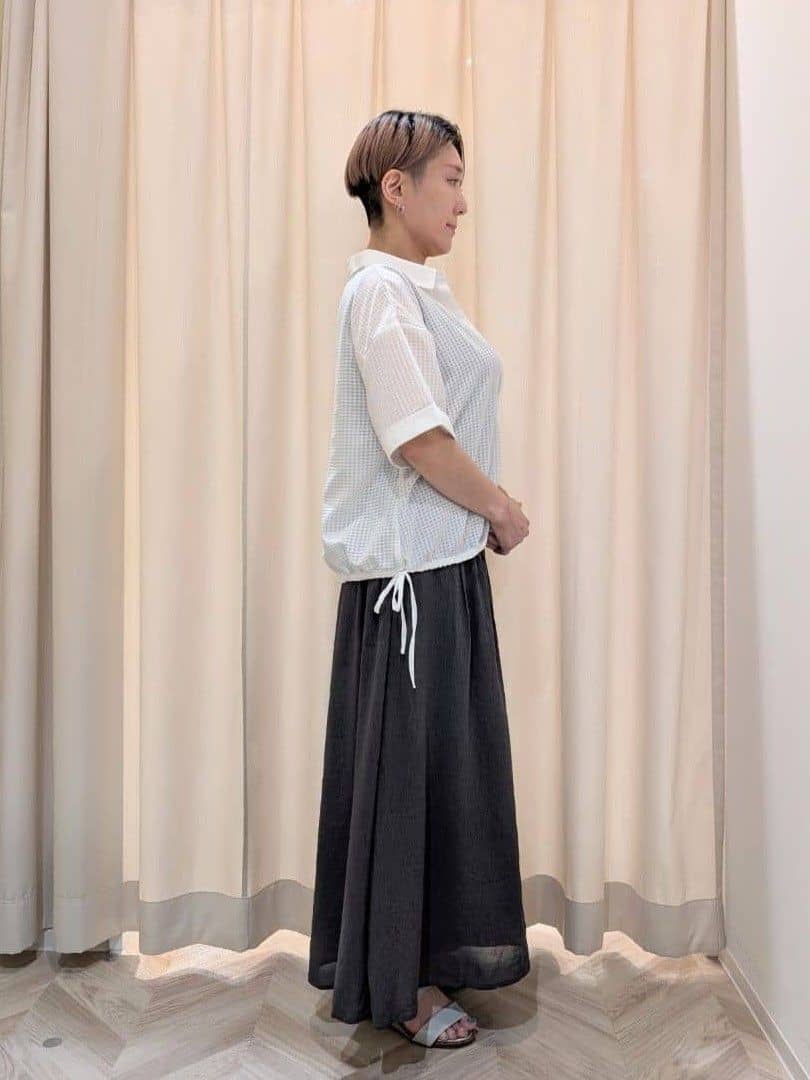 ユカさんの「SHOO･LA･RUE｜シルエット変化を楽しめる シアーチェックドロストシャツ」を使ったコーディネート