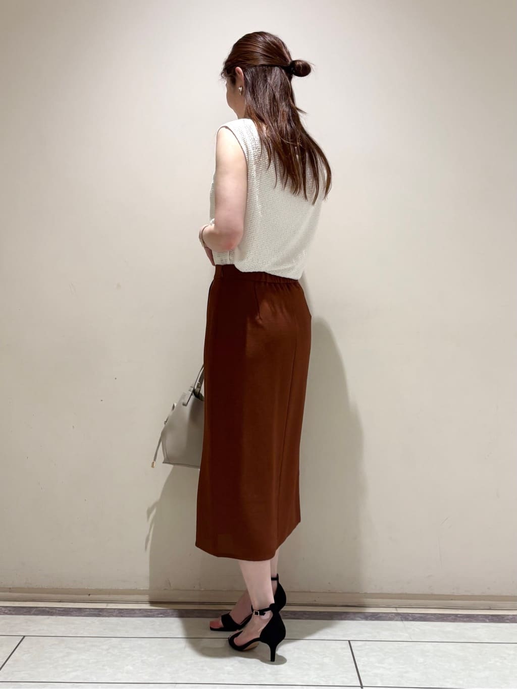 sakiさんの「COUP DE CHANCE｜【手洗い可／日本製】ノースリーブトップス」を使ったコーディネート