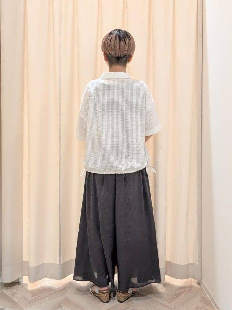 ユカさんの「SHOO･LA･RUE｜シルエット変化を楽しめる シアーチェックドロストシャツ」を使ったコーディネート