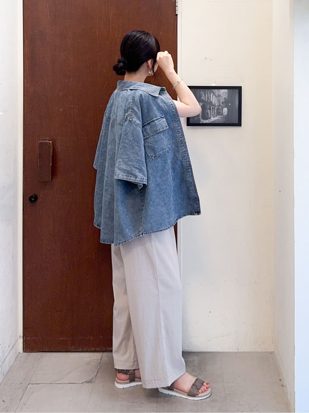 𝐇𝐢𝐫𝐨𝐦𝐢さんの「SHOO･LA･RUE｜【S-LL/汗ジミ軽減/ひんやり/UV】インせず着られる フレンチスリーブTシャツ」を使ったコーディネート