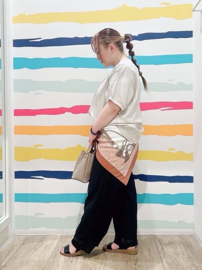 Peeさんの「SHOO･LA･RUE｜【ひんやり/洗濯後しわになりにくい】リブ切り替えドルマンブラウス」を使ったコーディネート
