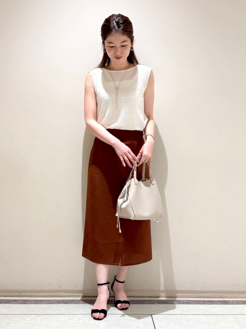 sakiさんの「COUP DE CHANCE｜【手洗い可／日本製】ノースリーブトップス」を使ったコーディネート
