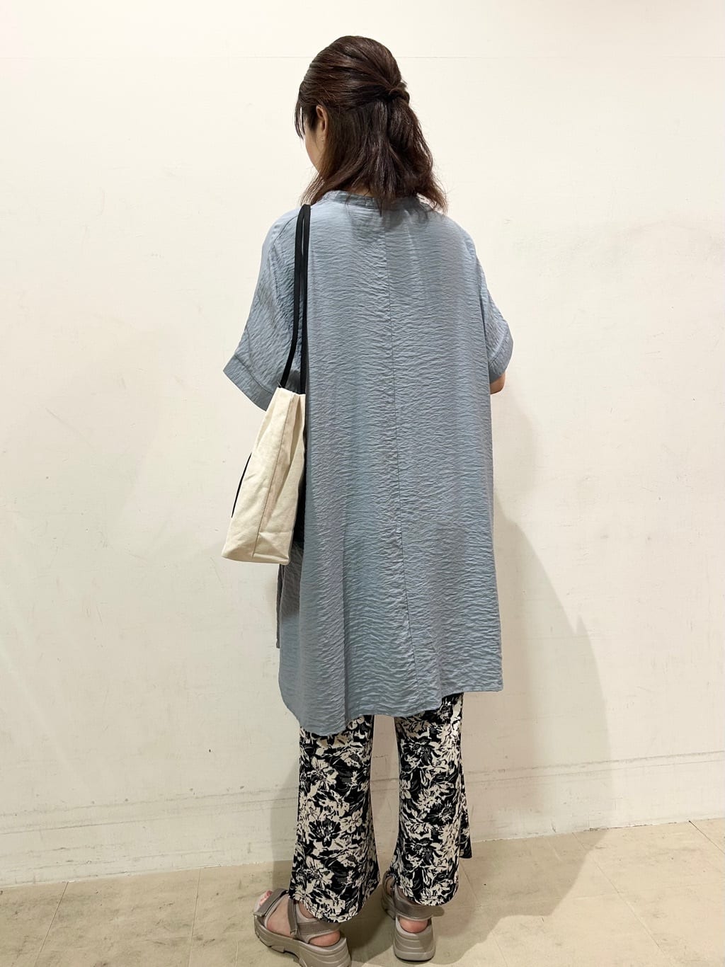 Mさんの「SHOO･LA･RUE｜【ひんやり/選べる2柄】大人のリラックスコーデに プリント柄パンツ」を使ったコーディネート