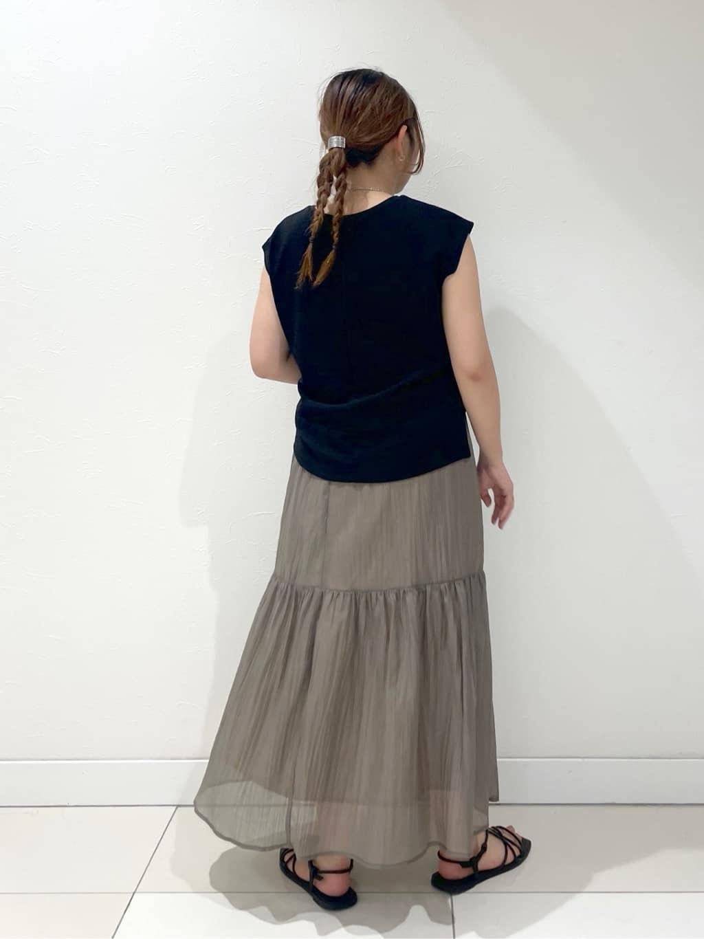 YUUKIさんの「INDIVI｜【2点セット／着回し◎】ノースリーブ＆ティアードスカート カセット服」を使ったコーディネート