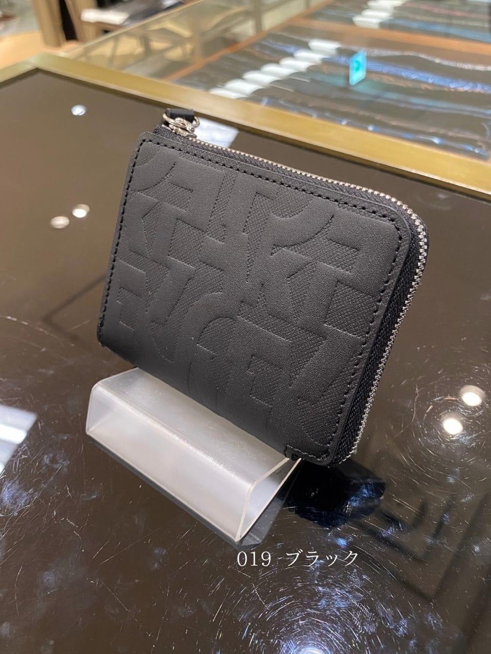 小南大和さんの「TAKEO KIKUCHI｜パズルエンボス L字ジップコンパクトウォレット」を使ったコーディネート