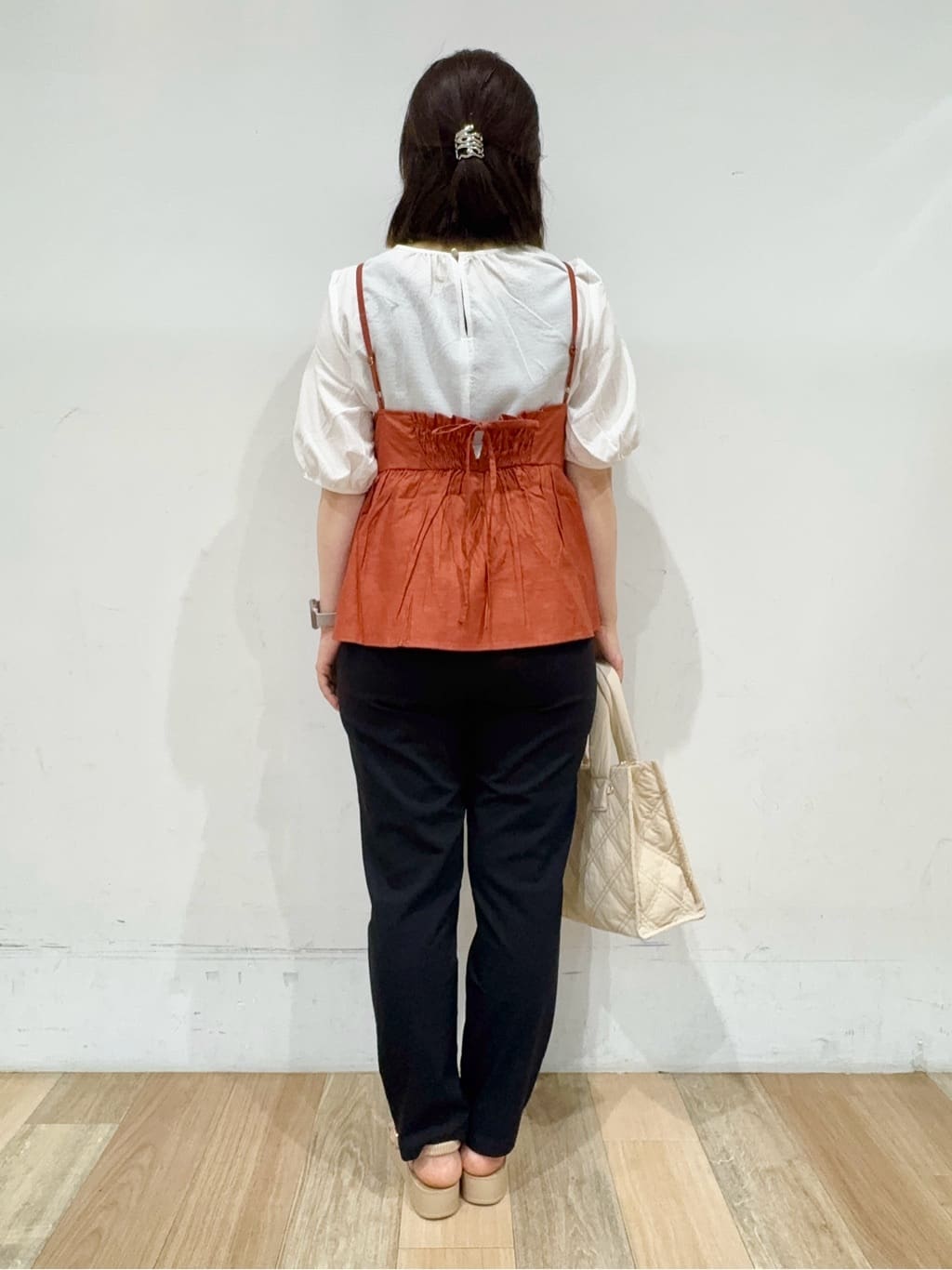 miさんの「grove｜【冷感】サマーハイパーストレッチテーパードパンツ」を使ったコーディネート