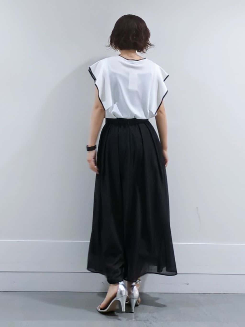 ミズタさんの「UNTITLED｜【後ろウエストゴム/洗える】シアーフレアースカート」を使ったコーディネート