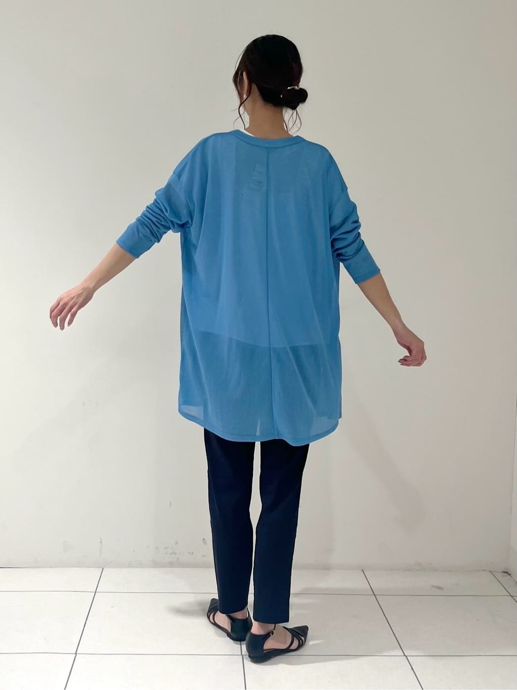 shioriさんの「INDIVI｜【パンツ人気1位／褒められパンツ／洗える】ウエストゴムタックテーパードパンツ」を使ったコーディネート