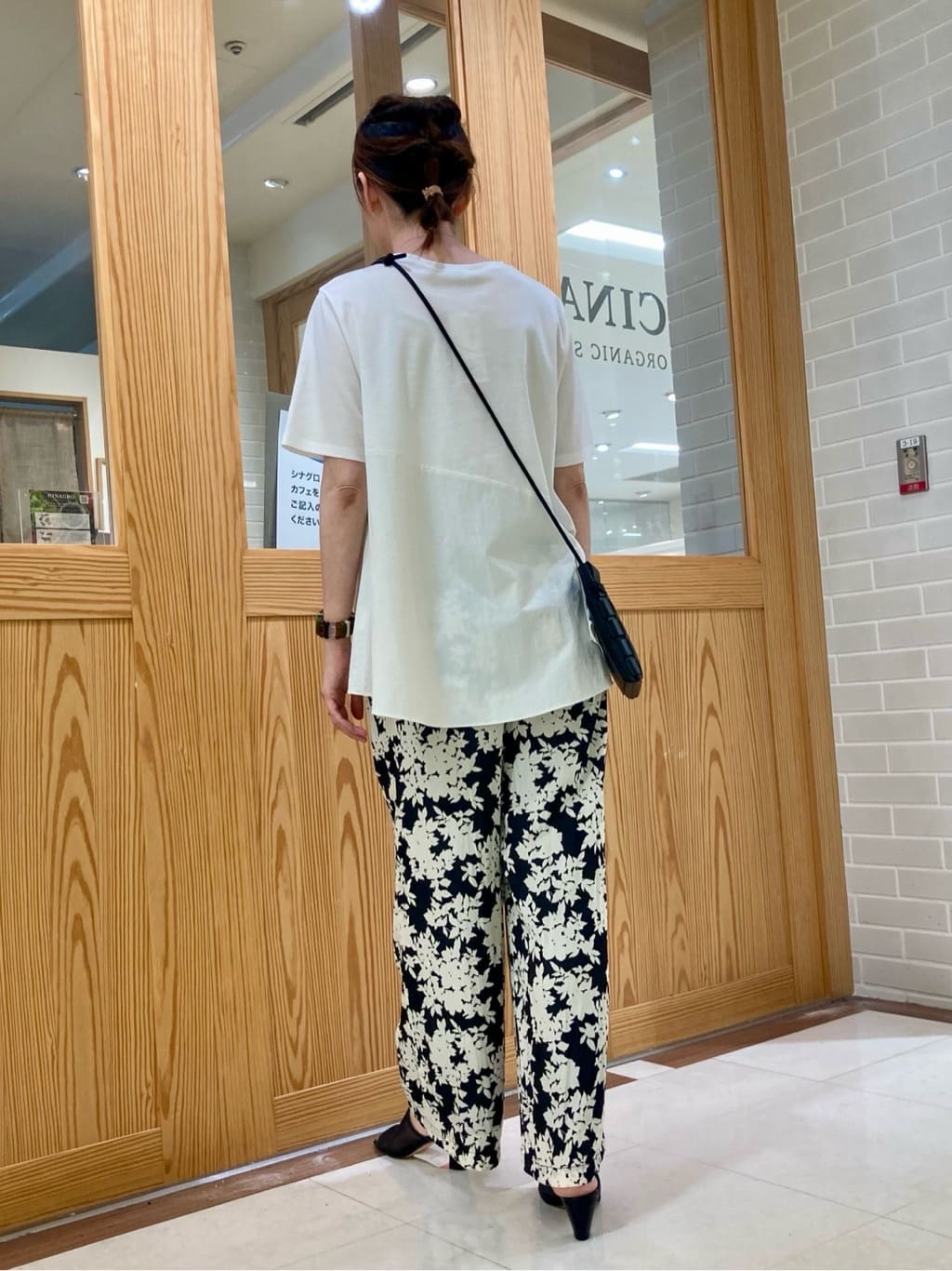 ゆうさんの「UNTITLED｜【ウエストゴム/ワイド/柄】モノトーンフラワーパンツ」を使ったコーディネート