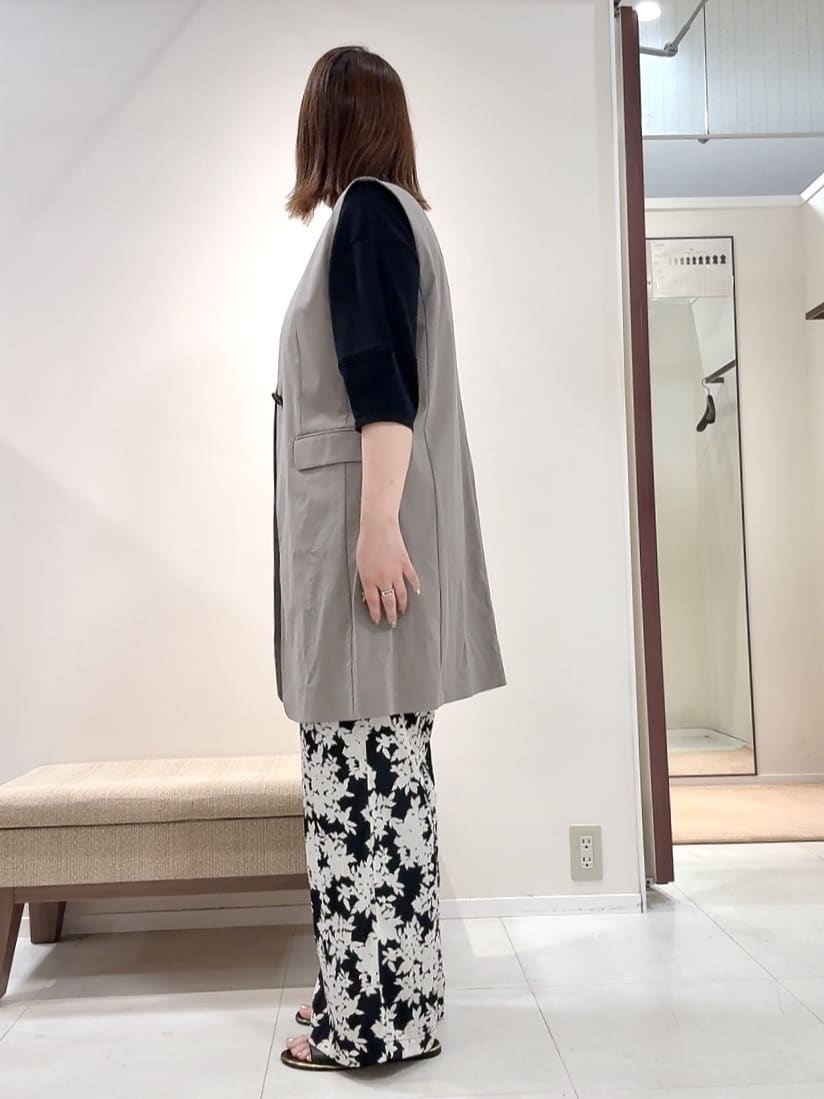 YUIさんの「UNTITLED｜【ウエストゴム/ワイド/柄】モノトーンフラワーパンツ」を使ったコーディネート