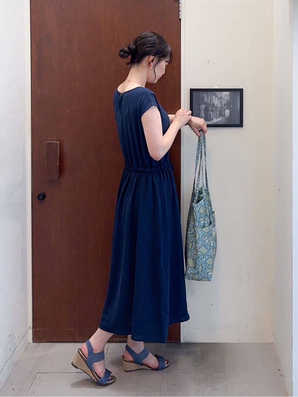 𝐇𝐢𝐫𝐨𝐦𝐢さんの「SHOO･LA･RUE｜大人のシアー感 ラメが華やかな楊柳ポンチョシャツ」を使ったコーディネート