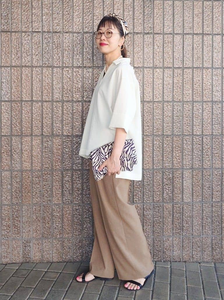 MUTSUKOさんの「UNTITLED｜【UVカット/接触冷感/吸水速乾/ゆったり】V開きネックシャツ」を使ったコーディネート