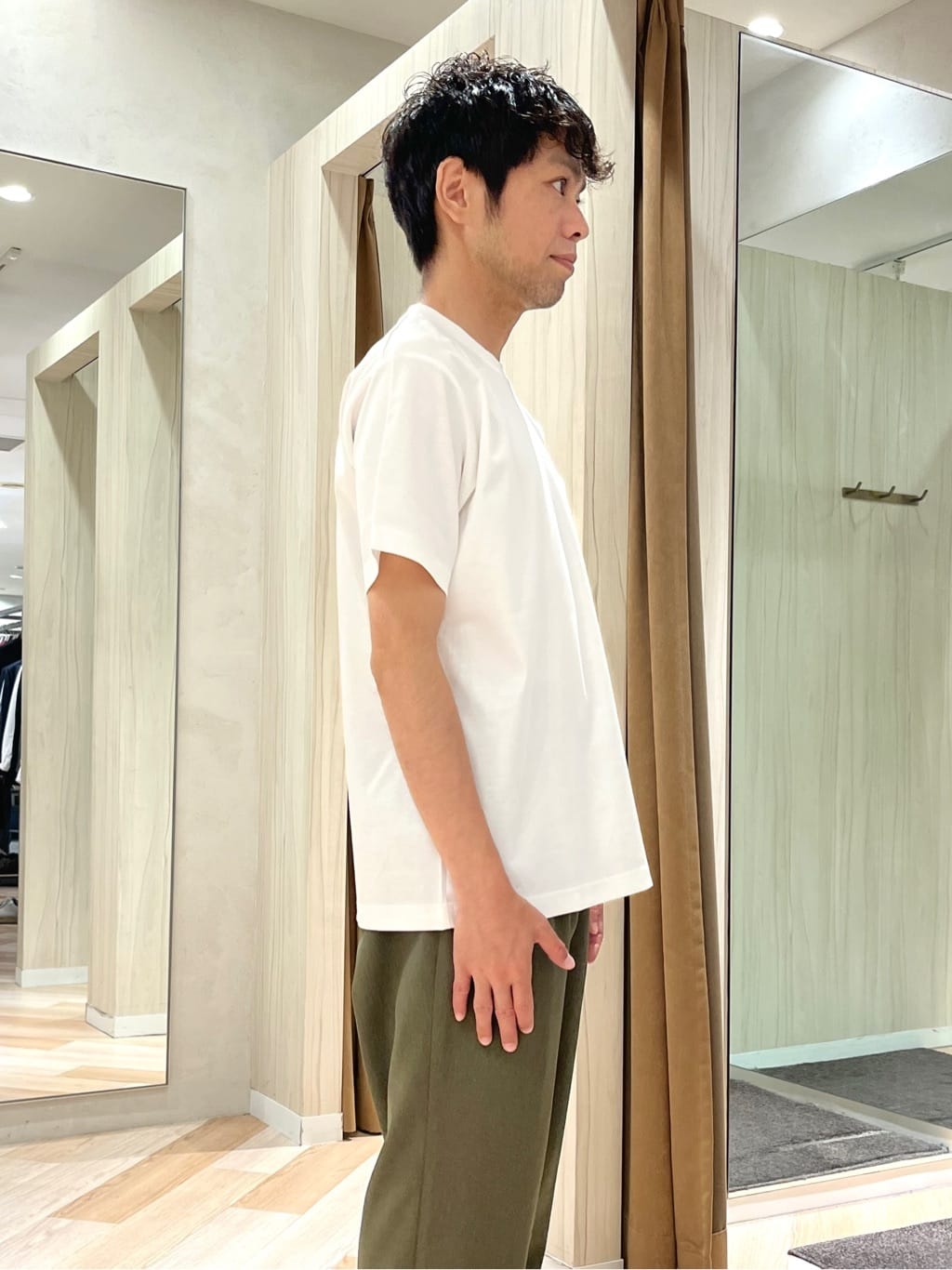 URAさんの「TAKEO KIKUCHI｜【COOL CITY WEAR】ワンポイント刺しゅう ポケットTシャツ /接触冷感」を使ったコーディネート