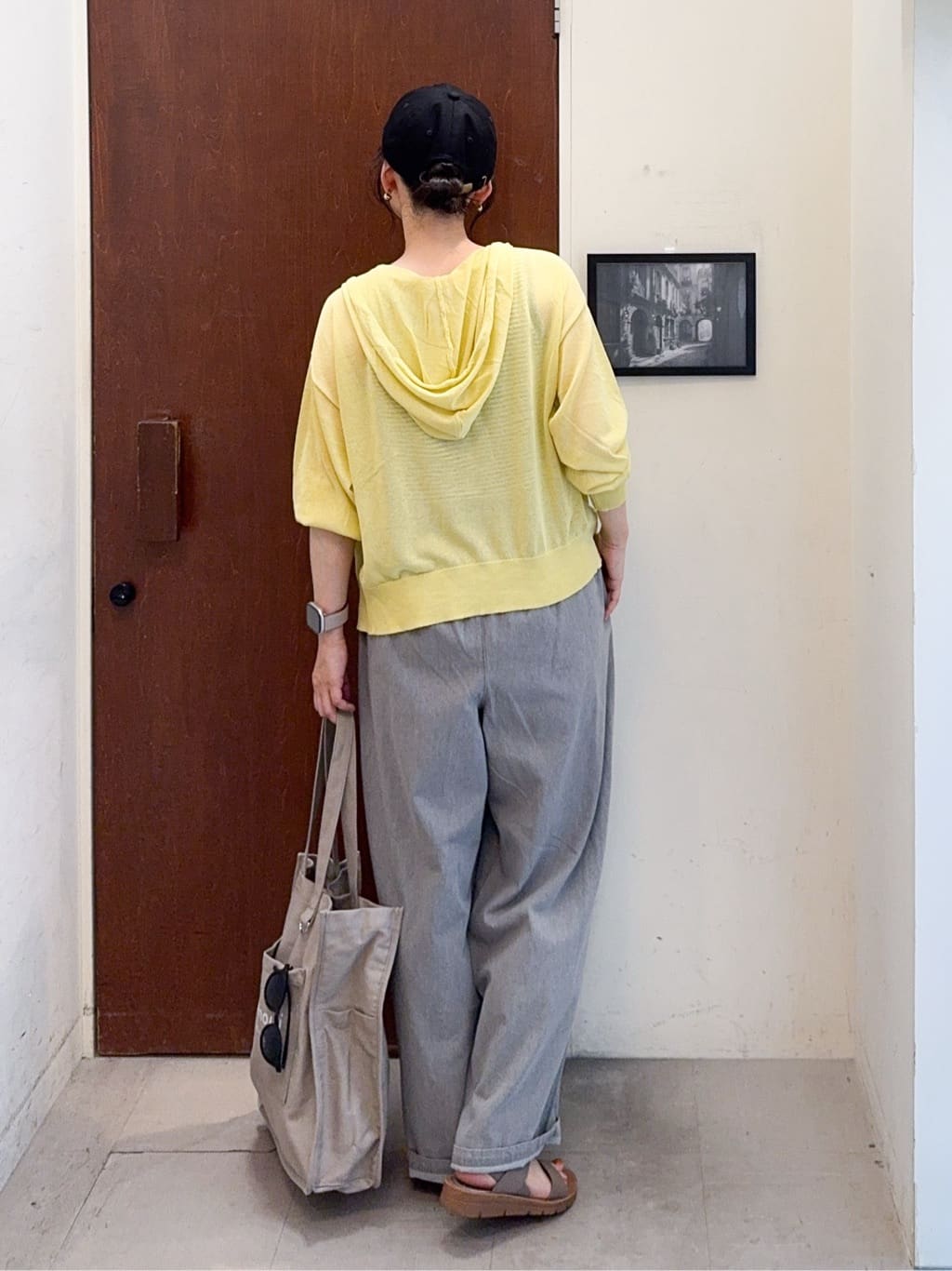 𝐇𝐢𝐫𝐨𝐦𝐢さんの「SHOO･LA･RUE｜冷房対策にも 上品なシアー感のニットパーカ」を使ったコーディネート