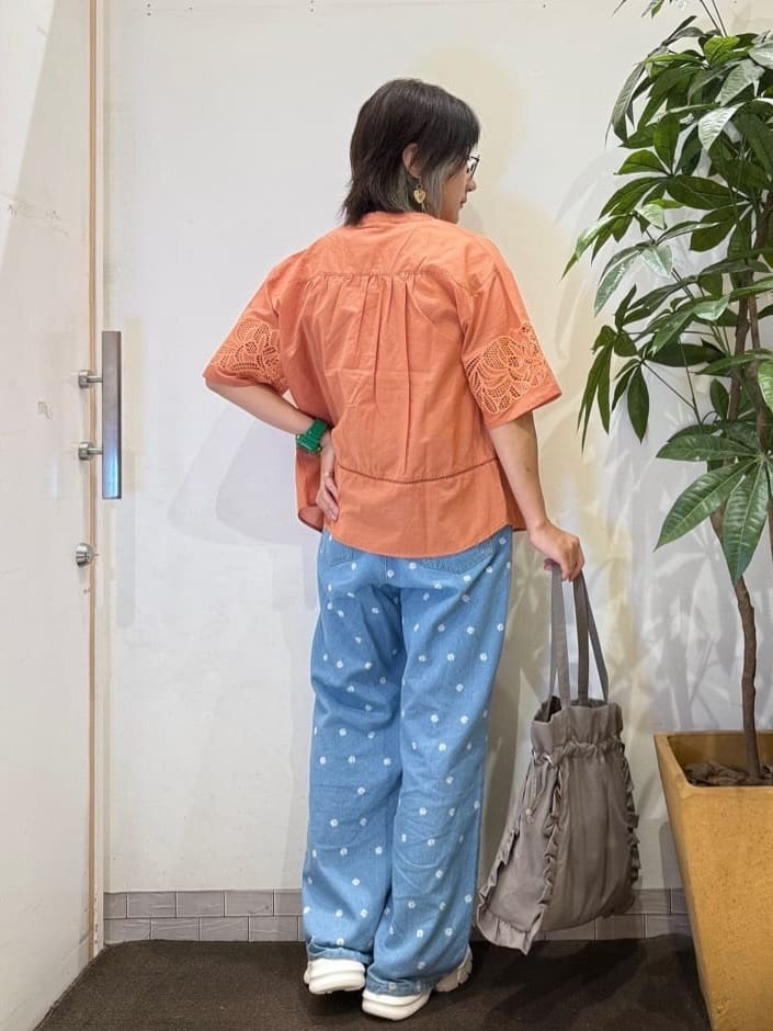 misakiさんの「SHOO･LA･RUE｜【S-LL/6分袖】レースデザインで華やか見え お袖刺繍ブラウス」を使ったコーディネート