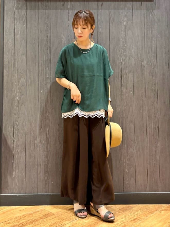 meiさんの「SHOO･LA･RUE｜【S-LL】着るだけで簡単にコーデが決まる レースレイヤード風ドルマントップス」を使ったコーディネート