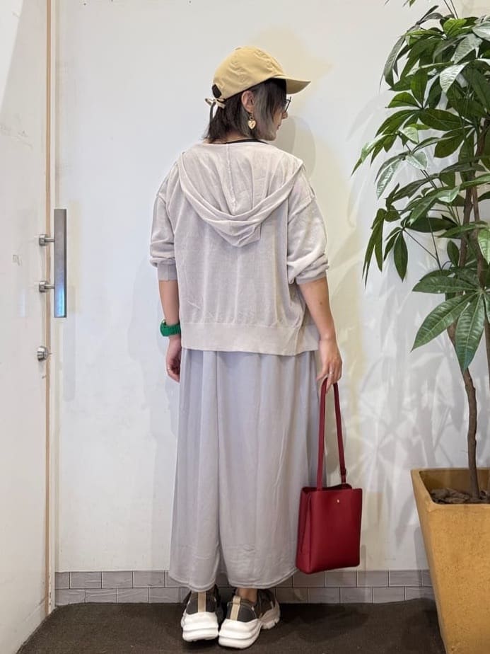 misakiさんの「SHOO･LA･RUE｜冷房対策にも 上品なシアー感のニットパーカ」を使ったコーディネート