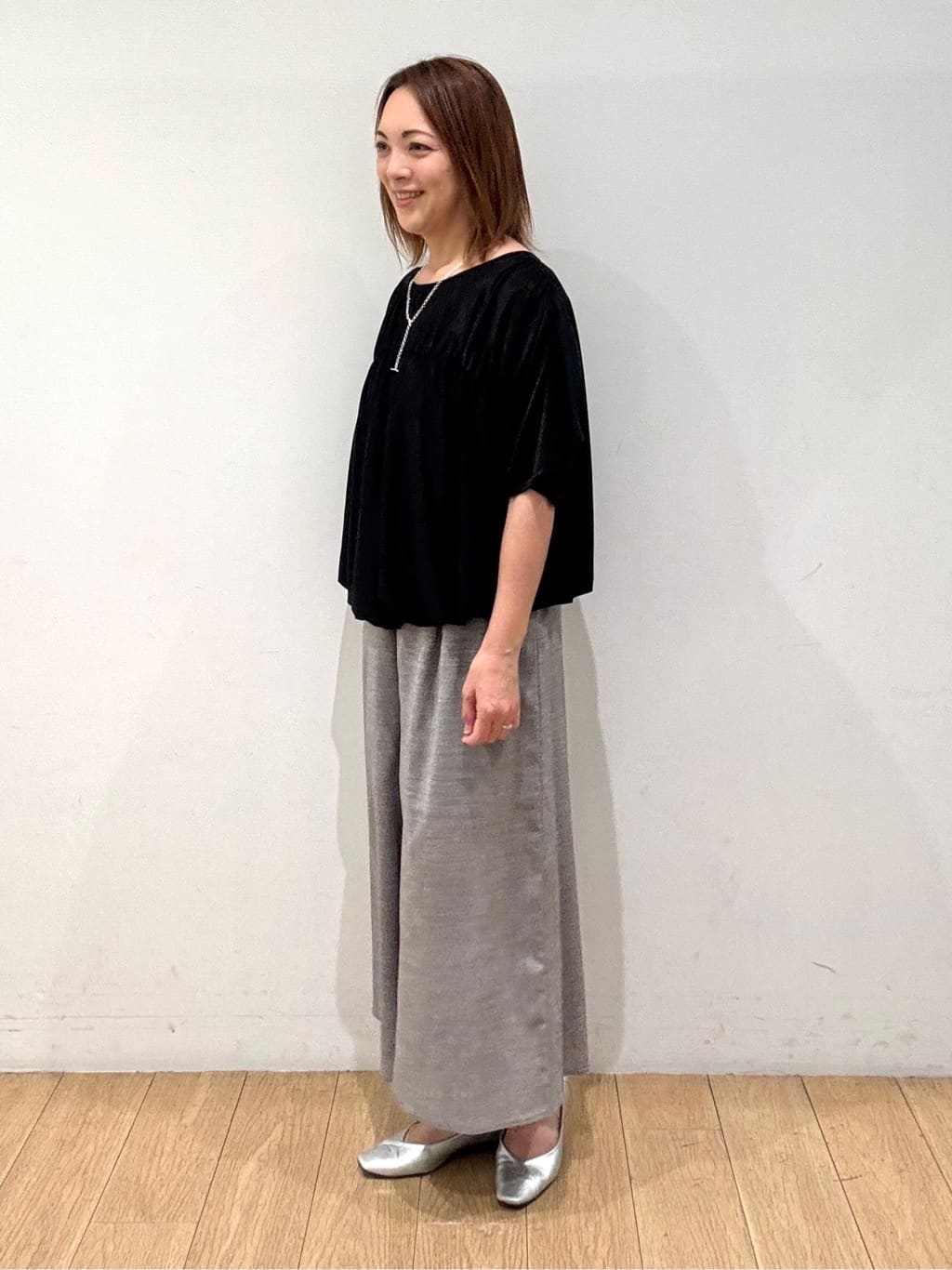 mikkoさんの「INDIVI｜【洗える／体型カバー】シャーリングシアートップス」を使ったコーディネート