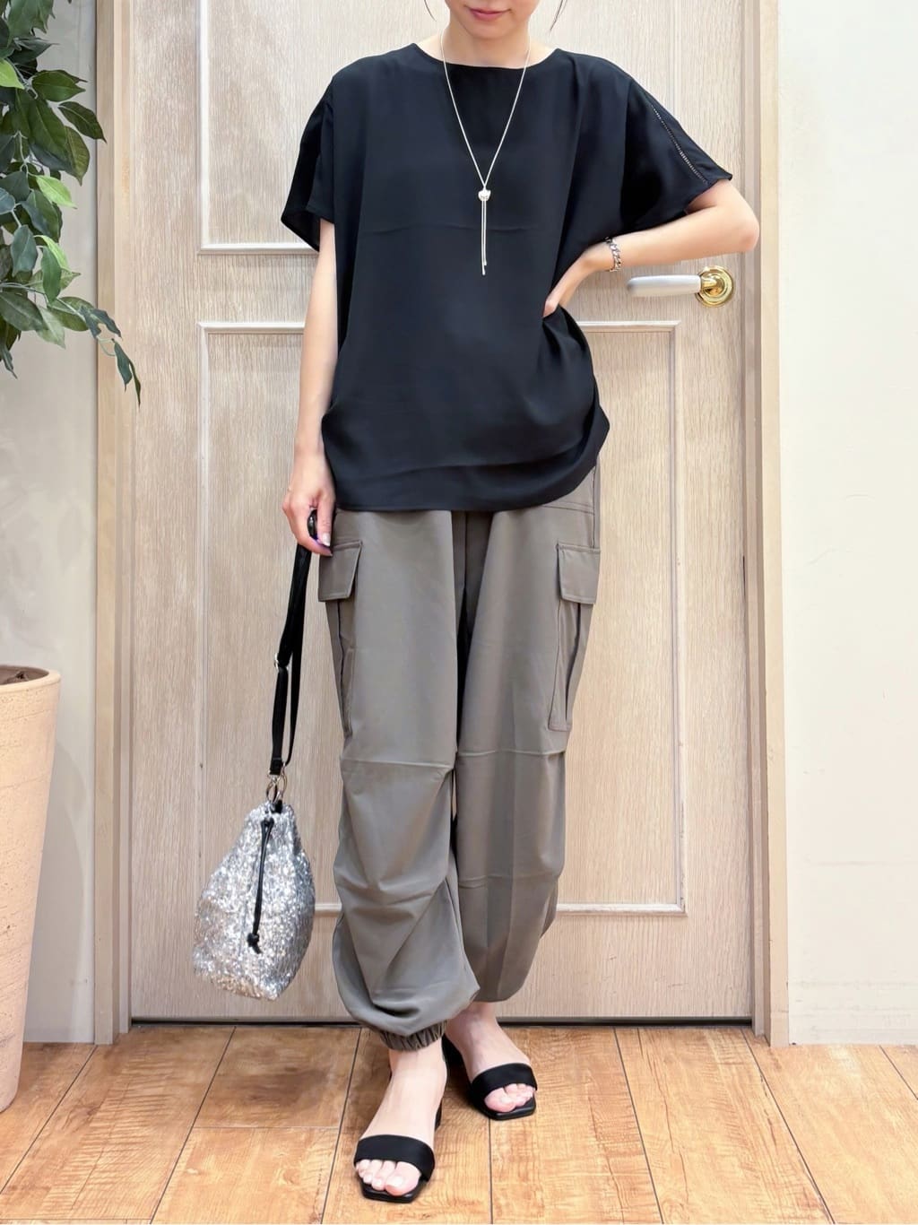 なみさんの「SHOO･LA･RUE｜【S-LL/ひんやり/洗濯後しわになりにくい】インせず決まる はしごレースドルマンブラウス」を使ったコーディネート