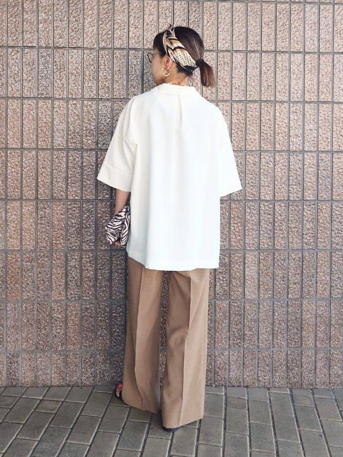 MUTSUKOさんの「UNTITLED｜【UVカット/接触冷感/吸水速乾/ゆったり】V開きネックシャツ」を使ったコーディネート