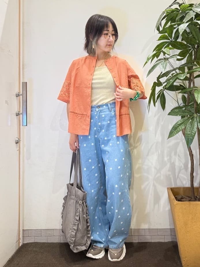 misakiさんの「SHOO･LA･RUE｜【S-LL/6分袖】レースデザインで華やか見え お袖刺繍ブラウス」を使ったコーディネート