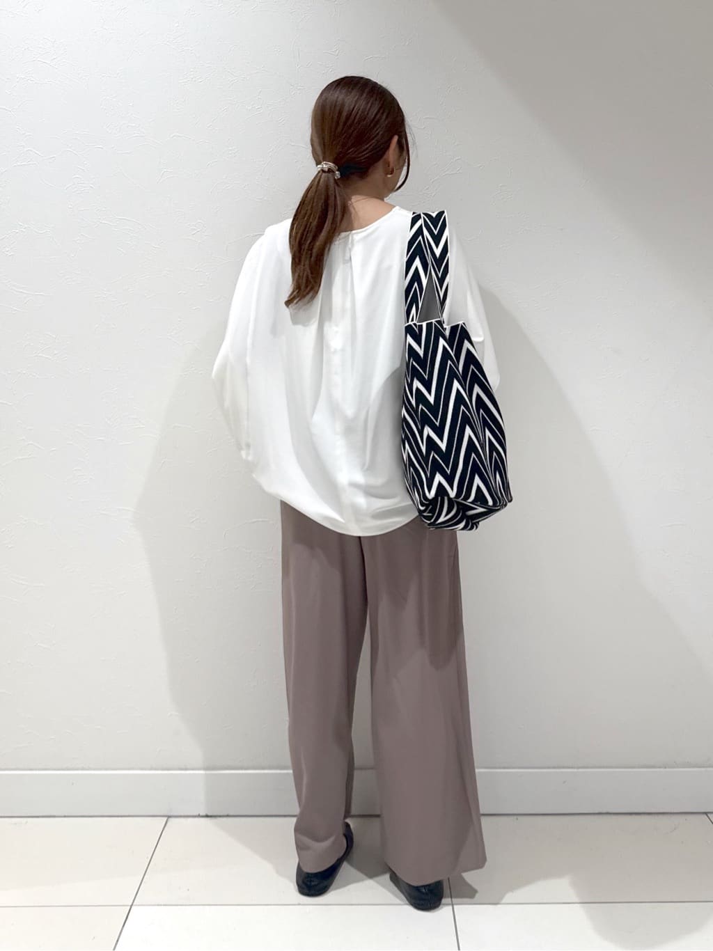 YUUKIさんの「INDIVI｜【選べる柄／WEB限定カラー】ビッグニットバッグ」を使ったコーディネート