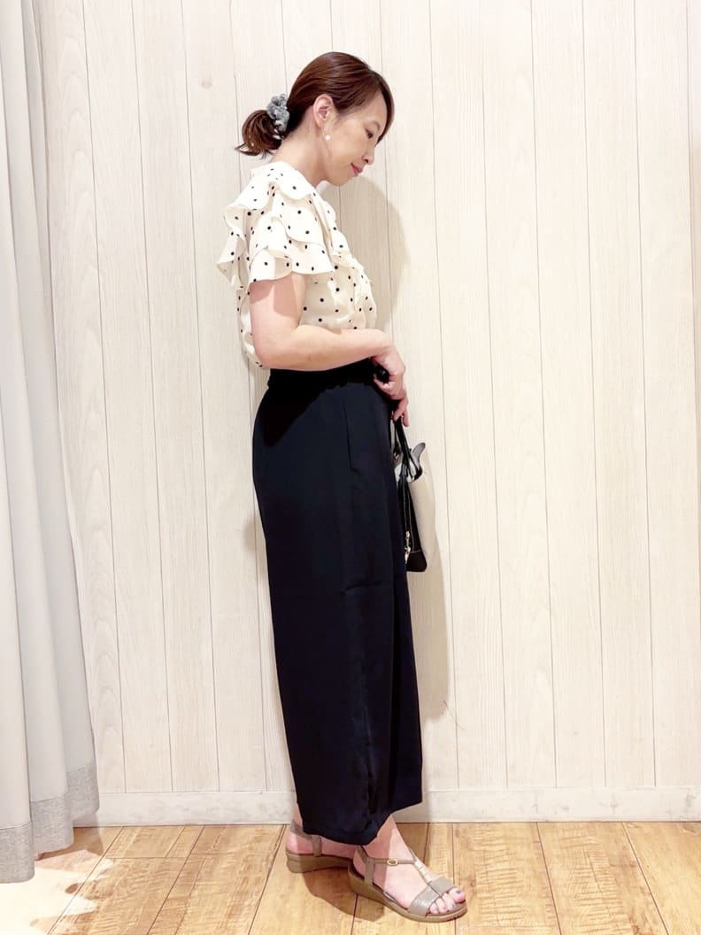 あいこさんの「SHOO･LA･RUE｜【無地/ドット柄】お袖フリルが華やぐ きれいめブラウス」を使ったコーディネート
