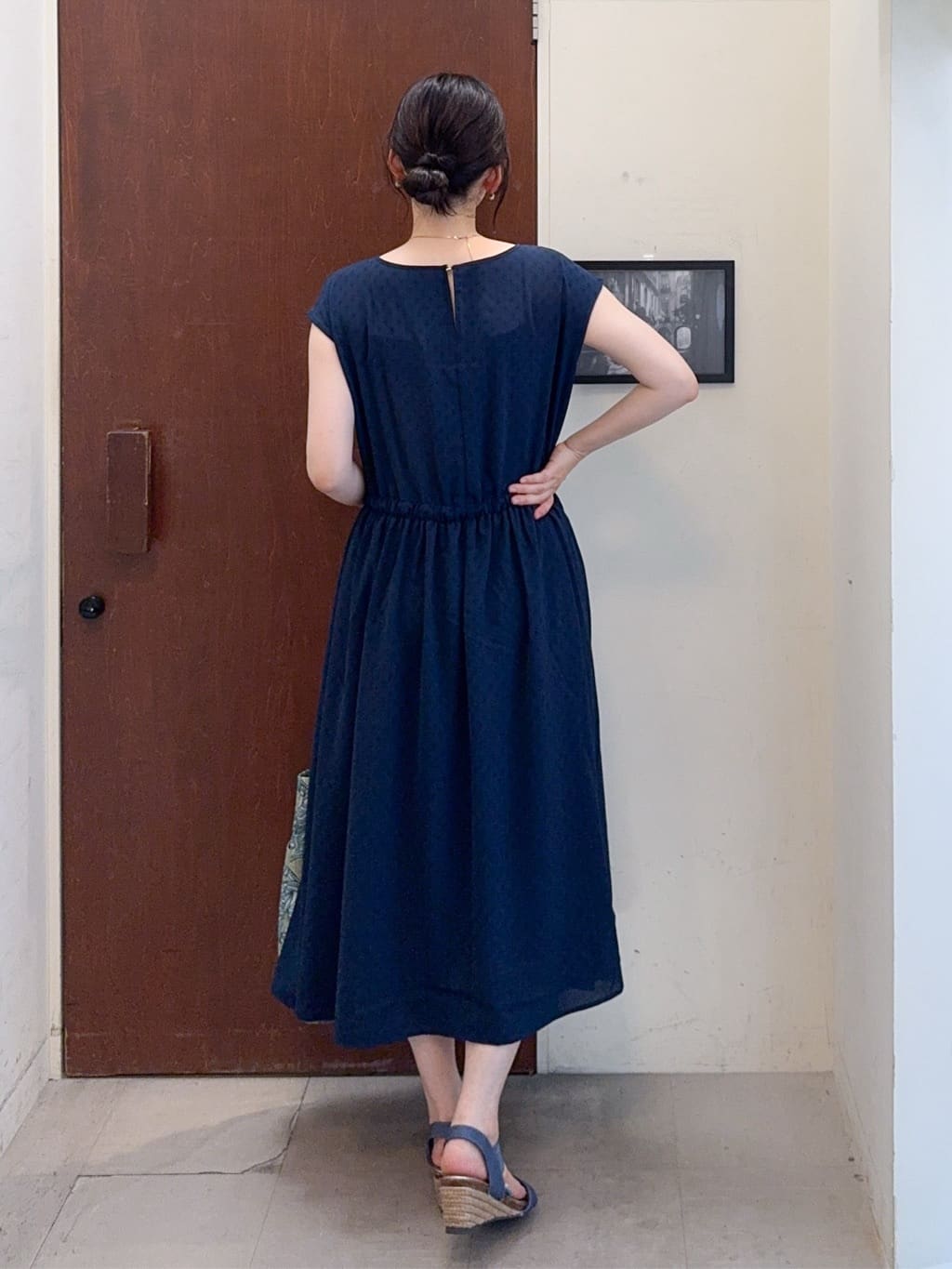 𝐇𝐢𝐫𝐨𝐦𝐢さんの「SHOO･LA･RUE｜大人のシアー感 ラメが華やかな楊柳ポンチョシャツ」を使ったコーディネート