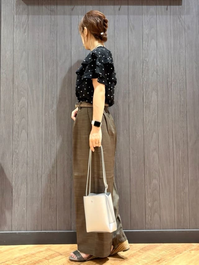 meiさんの「SHOO･LA･RUE｜【無地/ドット柄】お袖フリルが華やぐ きれいめブラウス」を使ったコーディネート