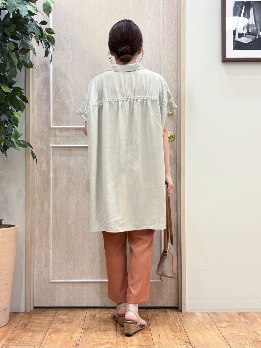なみさんの「SHOO･LA･RUE｜【S-LL/体型カバー】さらりとしたタッチが心地よい バックギャザーブラウス」を使ったコーディネート