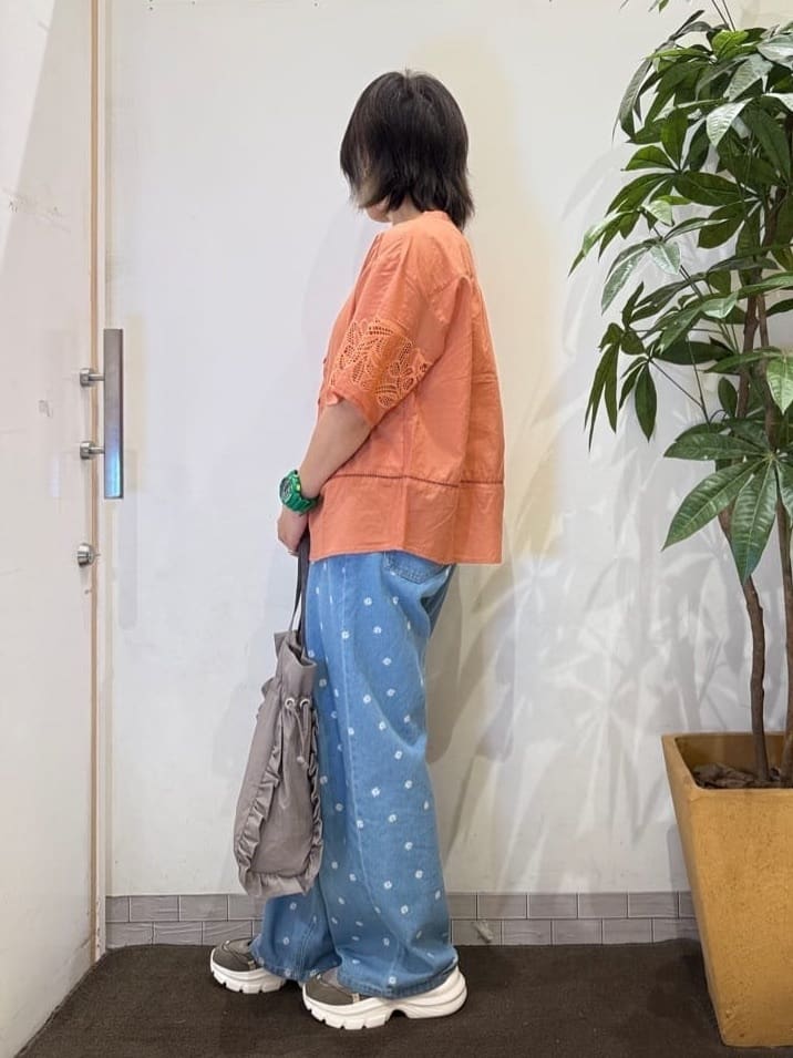 misakiさんの「SHOO･LA･RUE｜【S-LL/6分袖】レースデザインで華やか見え お袖刺繍ブラウス」を使ったコーディネート