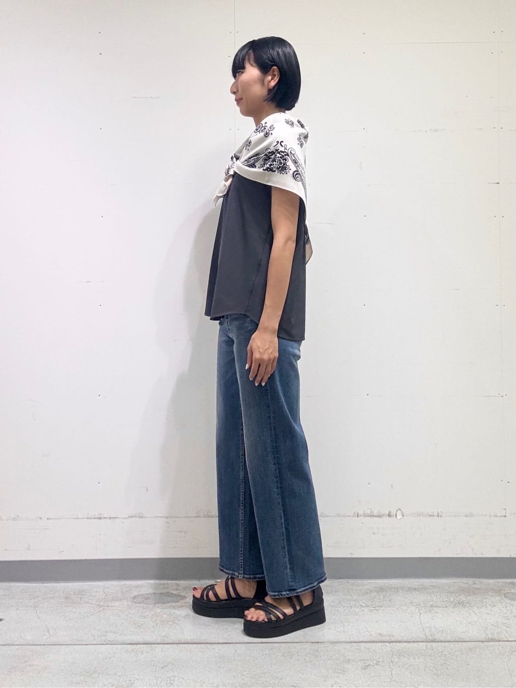 naoさんの「INDIVI｜【褒められデニム】ワイドストレート デニムパンツ」を使ったコーディネート